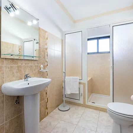 New Sunny Gale With 4 Bedrooms Lägenhet *