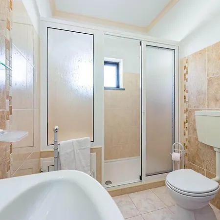 New Sunny Gale With 4 Bedrooms Apartament